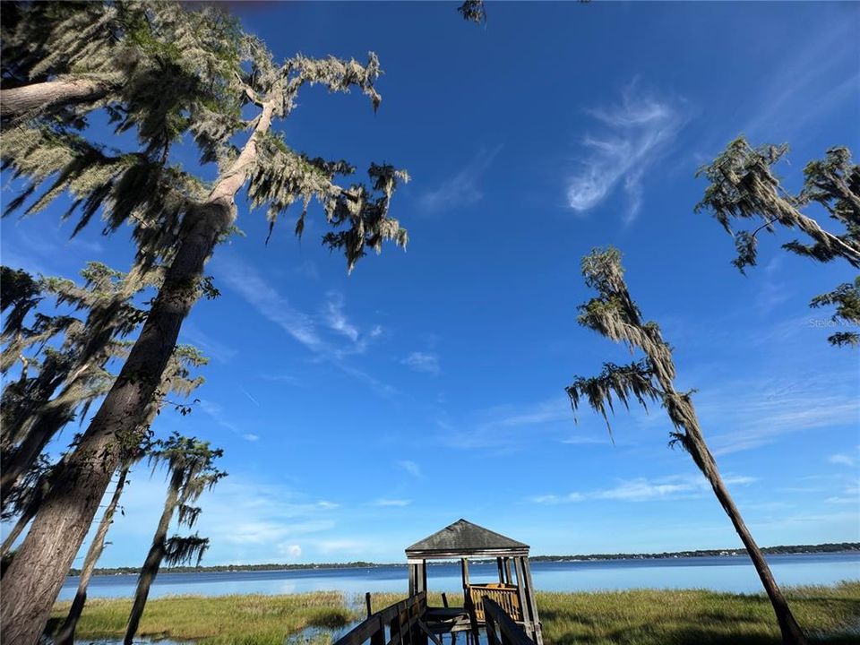 待售: $299,500 (0.37 acres)