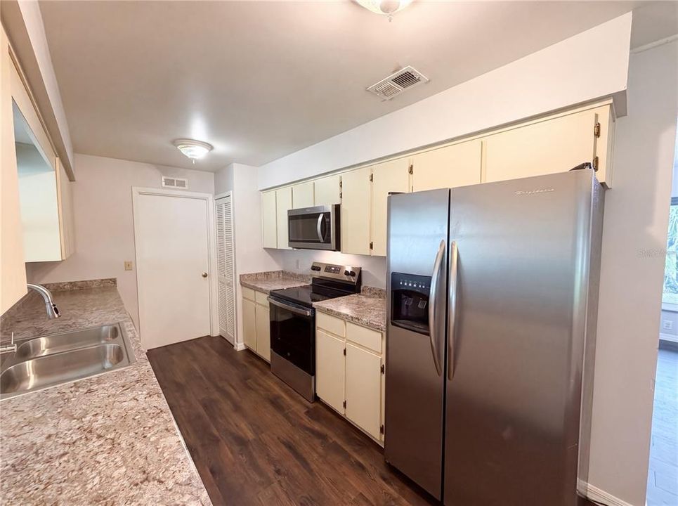 For Sale: $367,000 (3 beds, 2 baths, 1528 Square Feet)