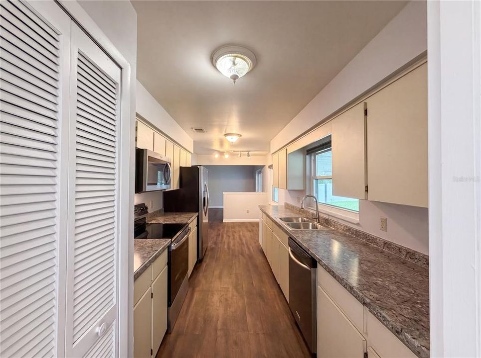 For Sale: $367,000 (3 beds, 2 baths, 1528 Square Feet)