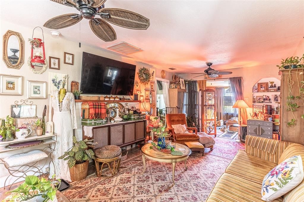 For Sale: $299,990 (3 beds, 2 baths, 1149 Square Feet)