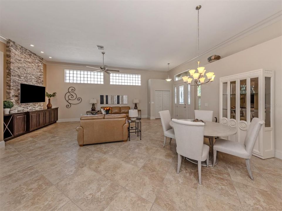 En Venta: $684,000 (2 camas, 2 baños, 2370 Pies cuadrados)