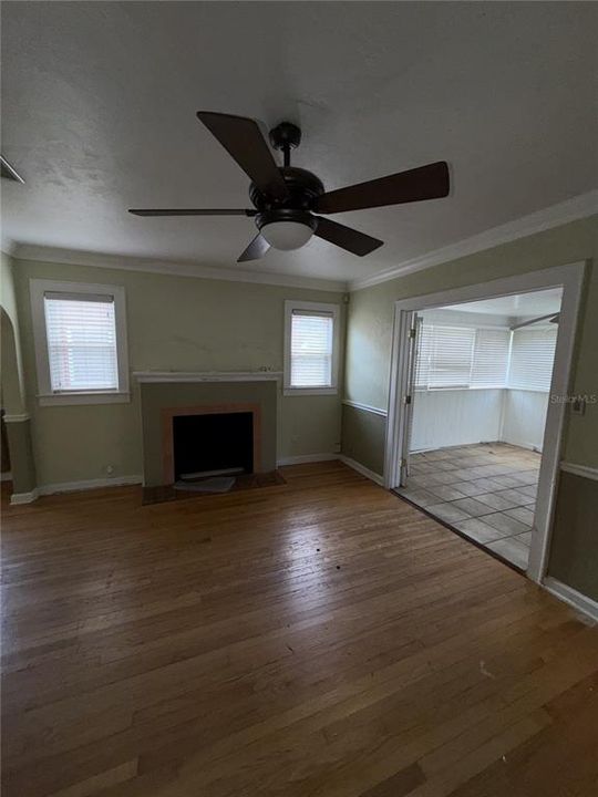 For Sale: $370,000 (2 beds, 1 baths, 1127 Square Feet)