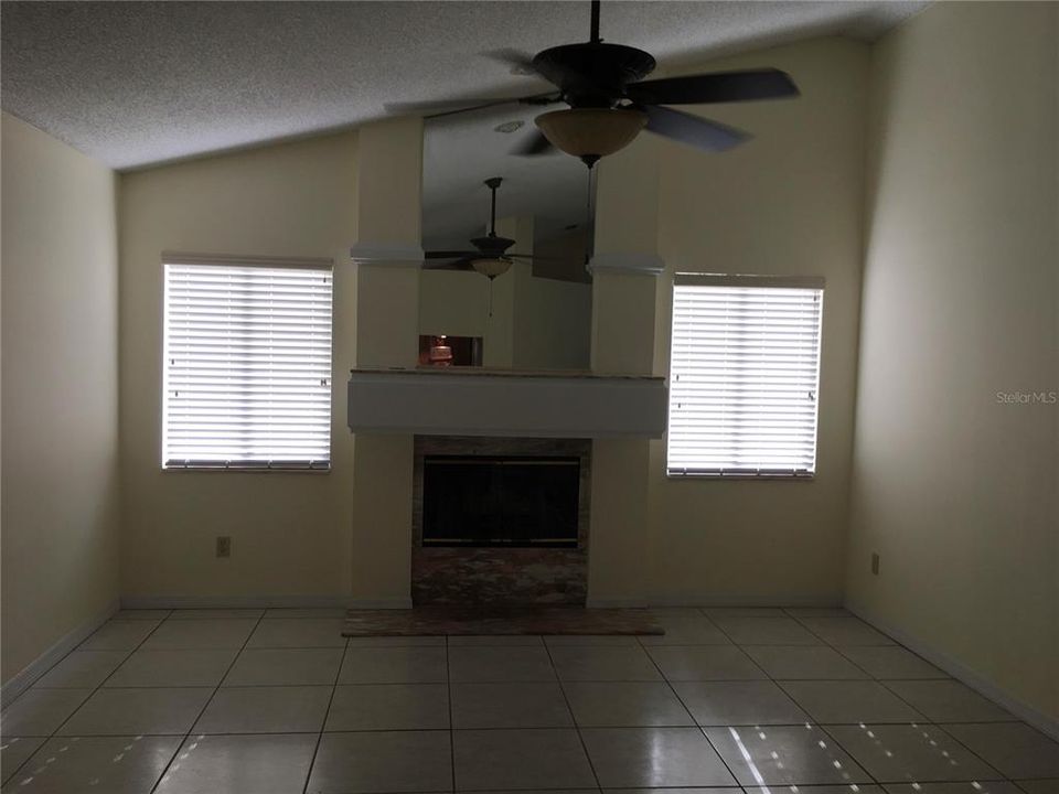 En Venta: $424,900 (4 camas, 2 baños, 2065 Pies cuadrados)