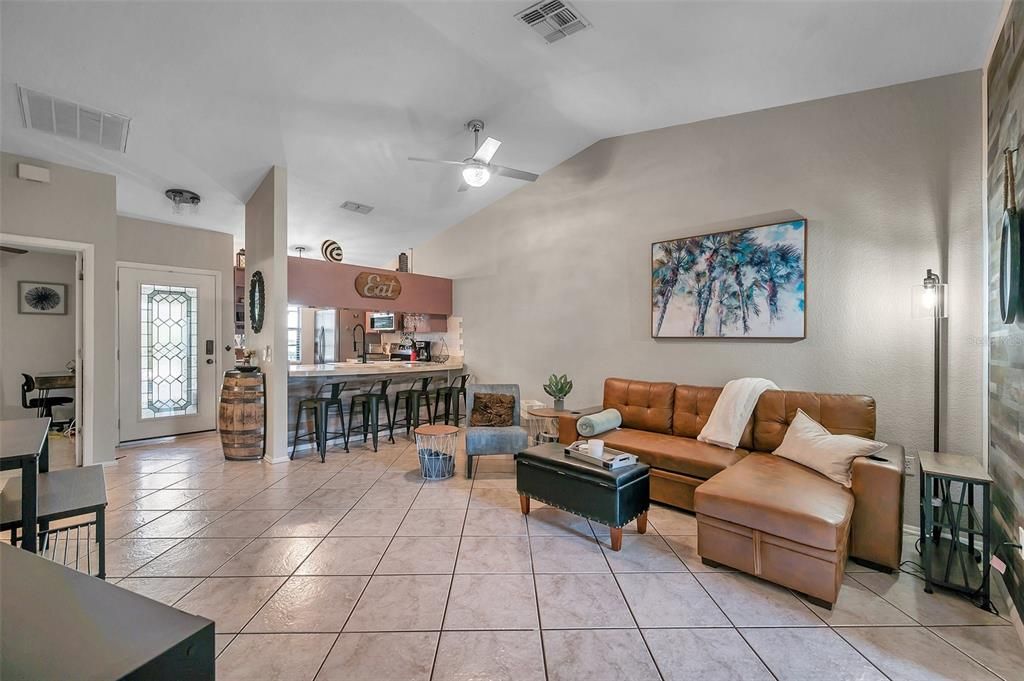 For Rent: $1,395 (2 beds, 1 baths, 894 Square Feet)