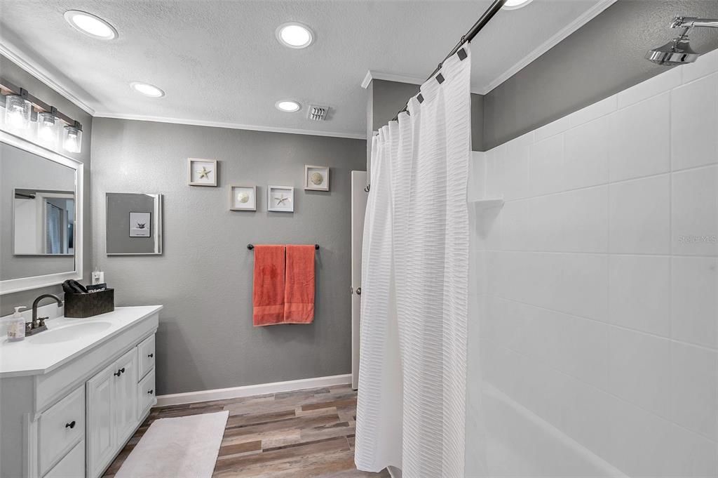 For Rent: $1,395 (2 beds, 1 baths, 894 Square Feet)
