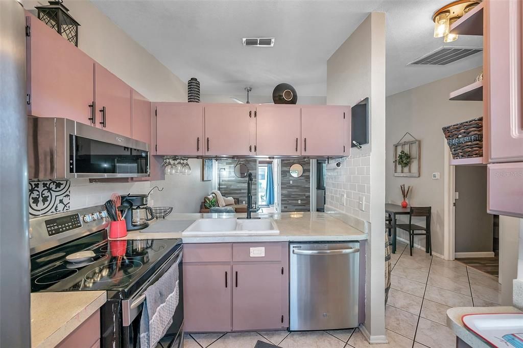 For Rent: $1,395 (2 beds, 1 baths, 894 Square Feet)