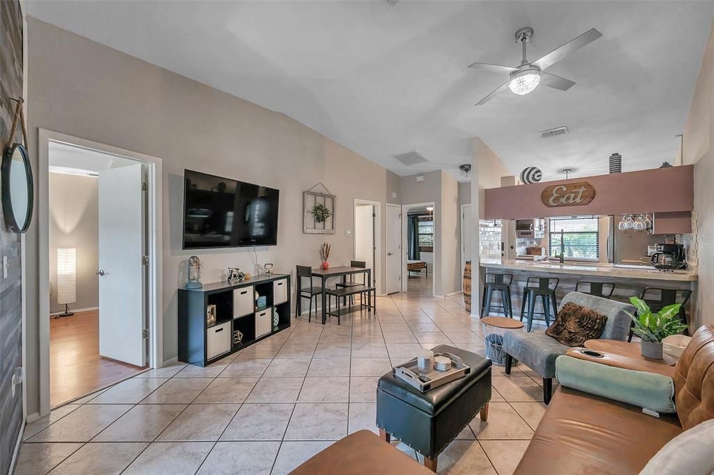 For Rent: $1,395 (2 beds, 1 baths, 894 Square Feet)