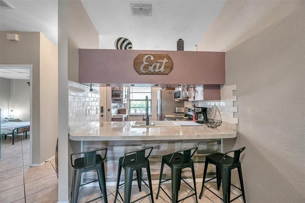 For Rent: $1,395 (2 beds, 1 baths, 894 Square Feet)