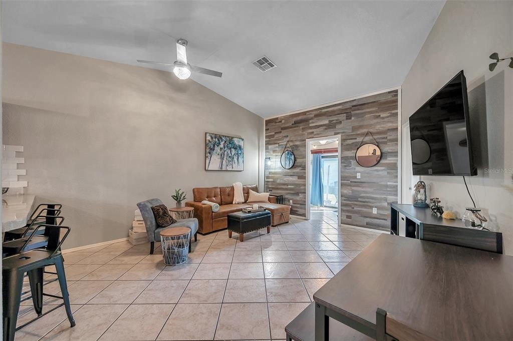 For Rent: $1,395 (2 beds, 1 baths, 894 Square Feet)