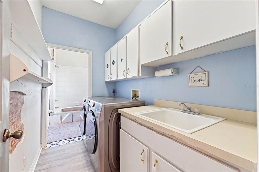 For Sale: $360,000 (3 beds, 3 baths, 2006 Square Feet)