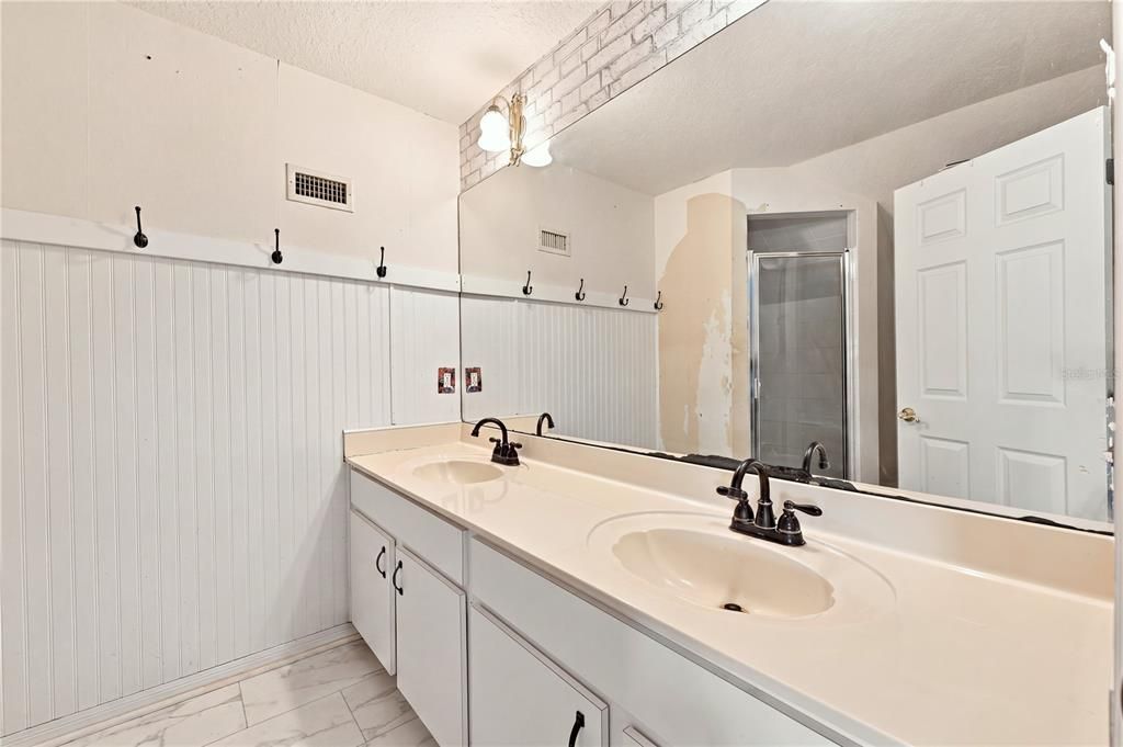 For Sale: $360,000 (3 beds, 3 baths, 2006 Square Feet)