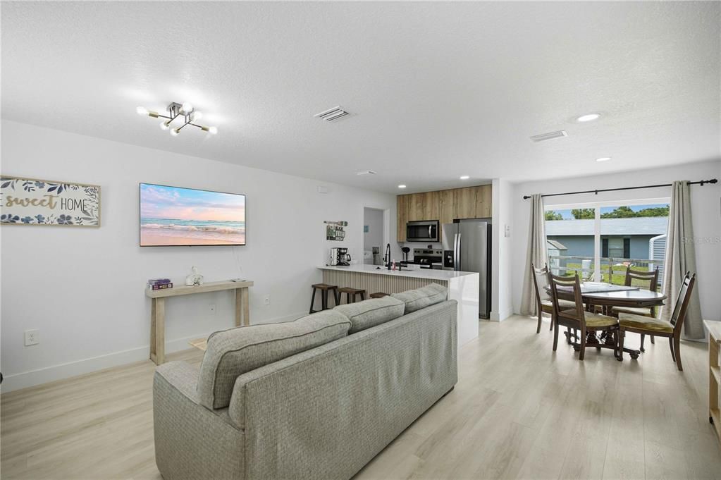 For Sale: $229,000 (3 beds, 2 baths, 1064 Square Feet)