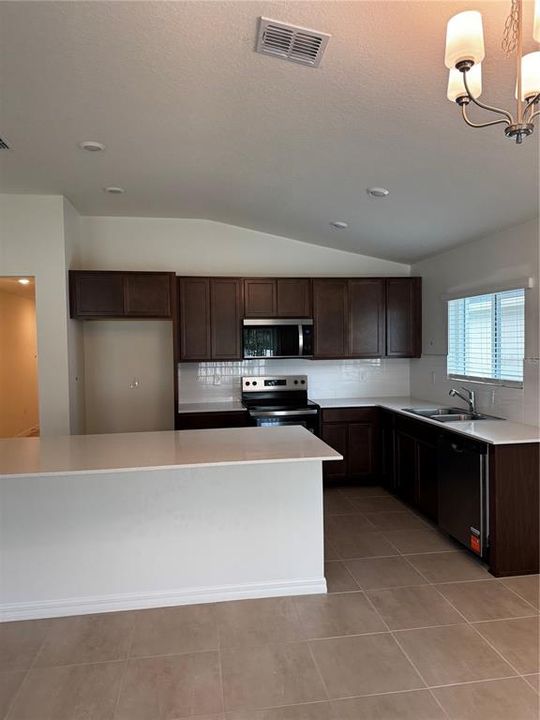 For Rent: $2,395 (3 beds, 2 baths, 1541 Square Feet)