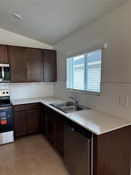 For Rent: $2,395 (3 beds, 2 baths, 1541 Square Feet)