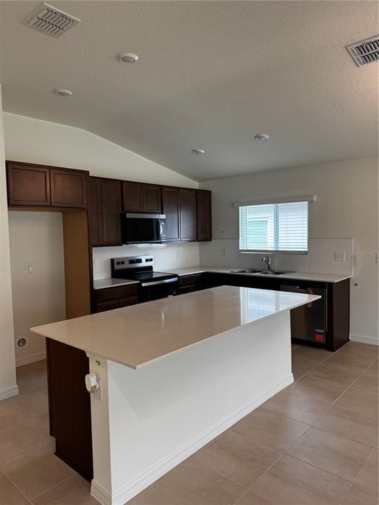 For Rent: $2,395 (3 beds, 2 baths, 1541 Square Feet)