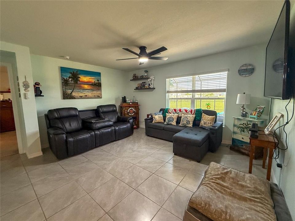 For Sale: $425,000 (4 beds, 2 baths, 1828 Square Feet)