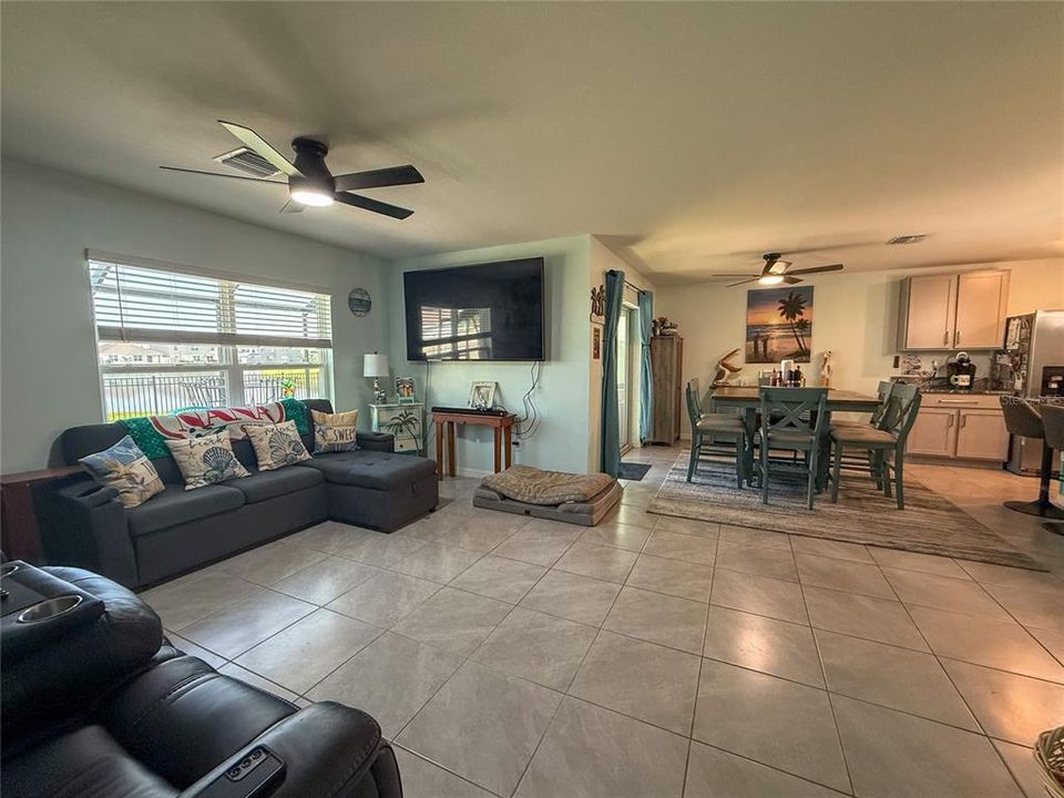 For Sale: $425,000 (4 beds, 2 baths, 1828 Square Feet)