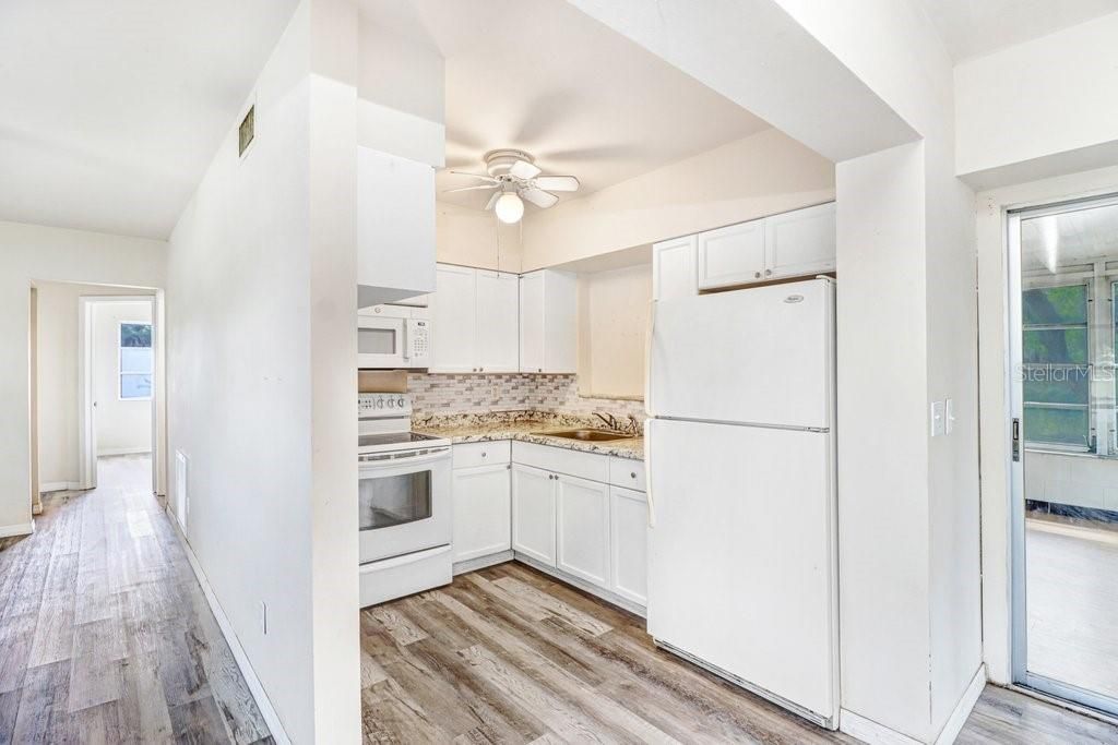 For Sale: $215,000 (2 beds, 1 baths, 890 Square Feet)