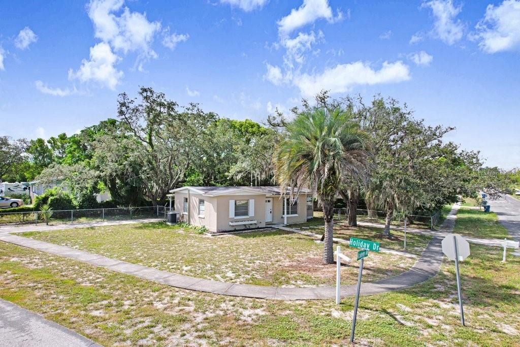 For Sale: $215,000 (2 beds, 1 baths, 890 Square Feet)