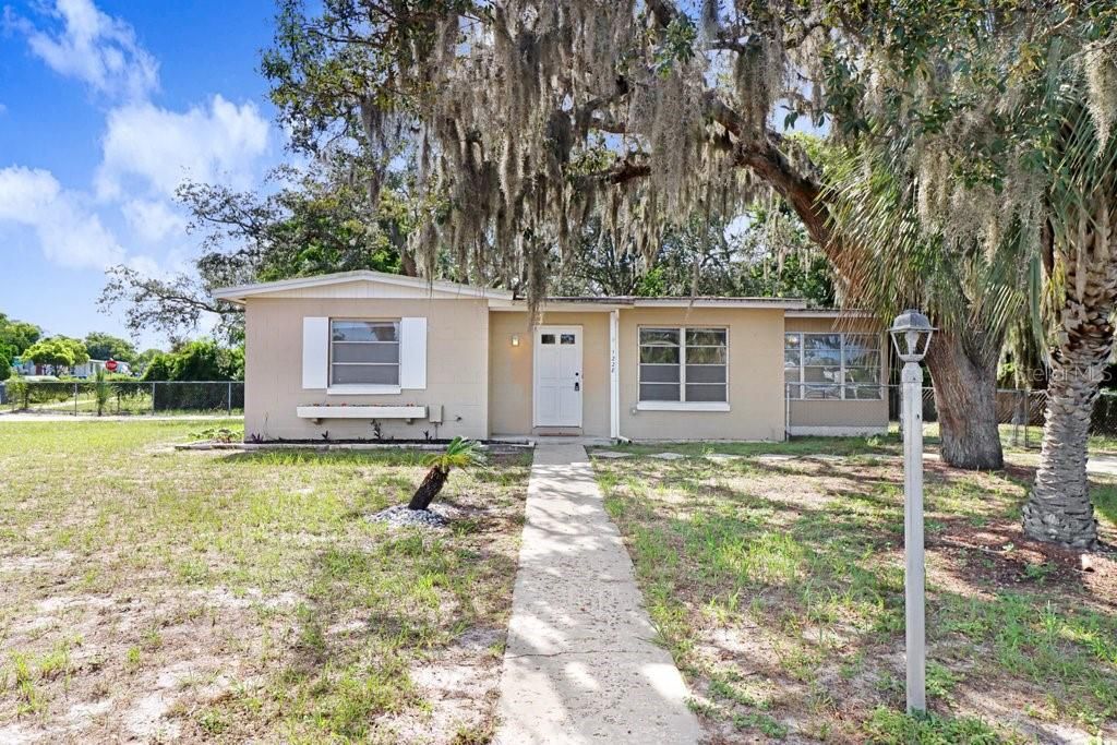 For Sale: $215,000 (2 beds, 1 baths, 890 Square Feet)