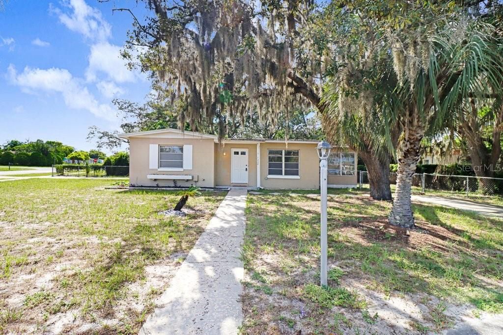 For Sale: $215,000 (2 beds, 1 baths, 890 Square Feet)