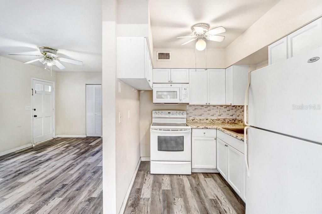 For Sale: $215,000 (2 beds, 1 baths, 890 Square Feet)