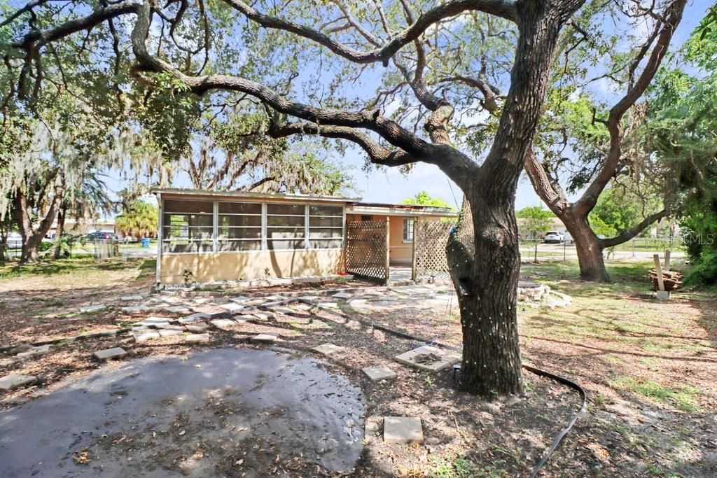 For Sale: $215,000 (2 beds, 1 baths, 890 Square Feet)