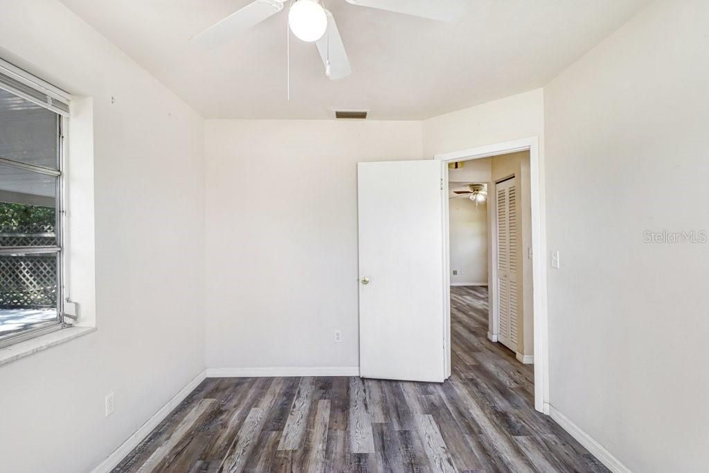 For Sale: $215,000 (2 beds, 1 baths, 890 Square Feet)
