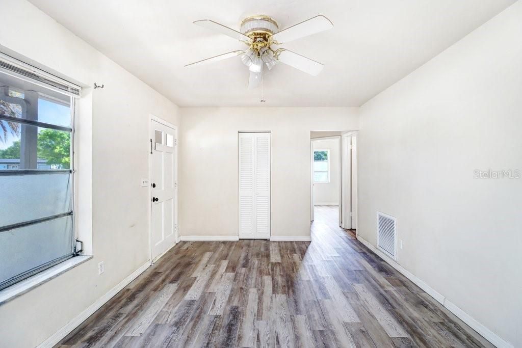 For Sale: $215,000 (2 beds, 1 baths, 890 Square Feet)