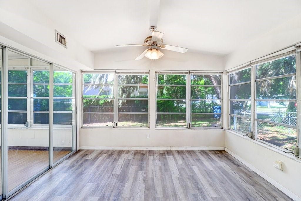 For Sale: $215,000 (2 beds, 1 baths, 890 Square Feet)