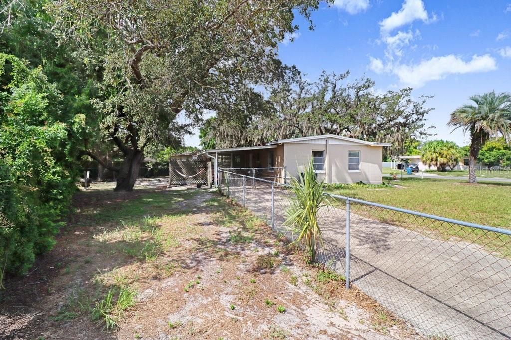 For Sale: $215,000 (2 beds, 1 baths, 890 Square Feet)