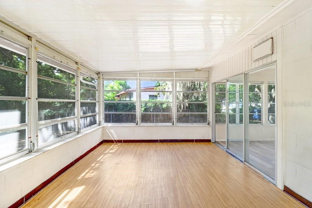 For Sale: $215,000 (2 beds, 1 baths, 890 Square Feet)