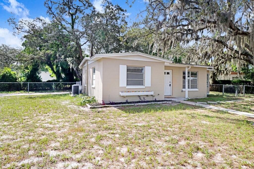 For Sale: $215,000 (2 beds, 1 baths, 890 Square Feet)