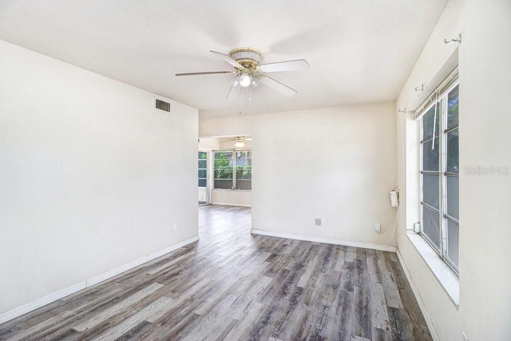 For Sale: $215,000 (2 beds, 1 baths, 890 Square Feet)