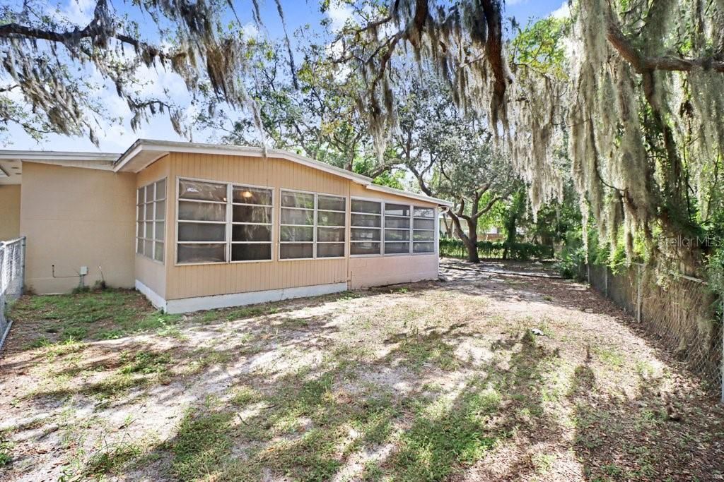 For Sale: $215,000 (2 beds, 1 baths, 890 Square Feet)