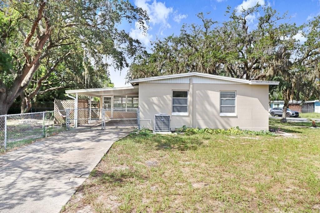 For Sale: $215,000 (2 beds, 1 baths, 890 Square Feet)