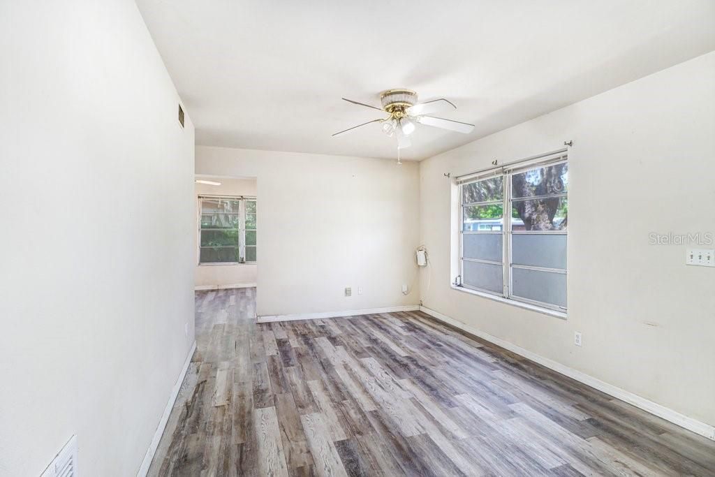 For Sale: $215,000 (2 beds, 1 baths, 890 Square Feet)