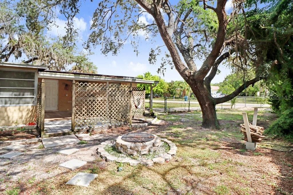 For Sale: $215,000 (2 beds, 1 baths, 890 Square Feet)