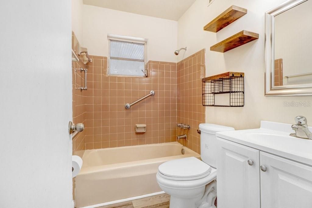For Sale: $215,000 (2 beds, 1 baths, 890 Square Feet)