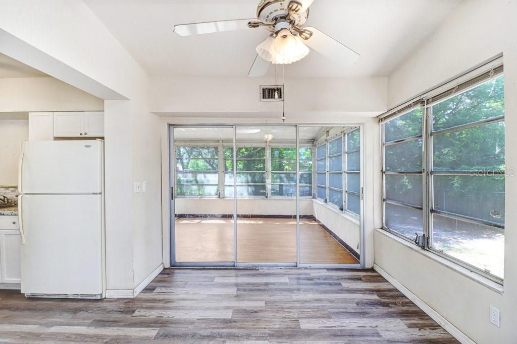 For Sale: $215,000 (2 beds, 1 baths, 890 Square Feet)
