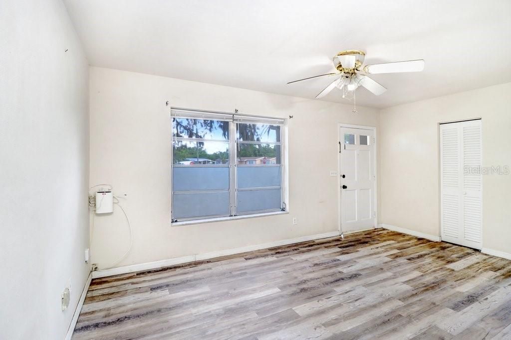 For Sale: $215,000 (2 beds, 1 baths, 890 Square Feet)