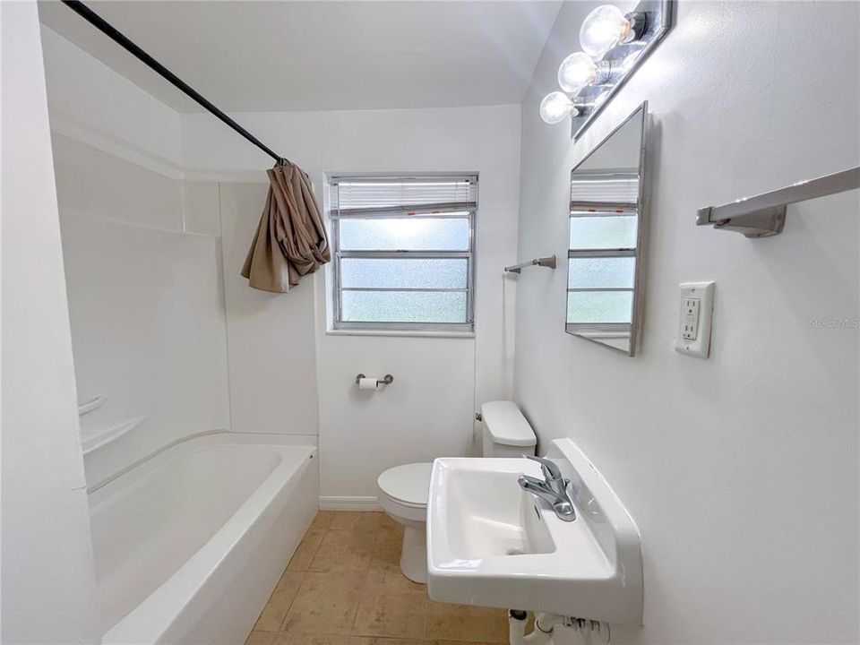 For Rent: $1,495 (2 beds, 1 baths, 806 Square Feet)