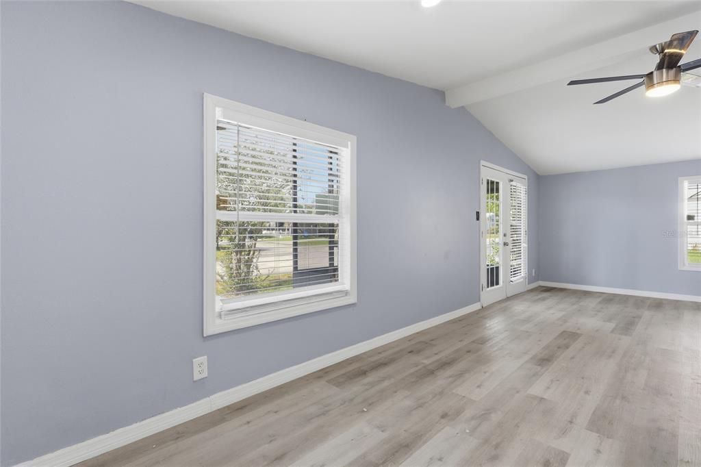 For Rent: $1,800 (3 beds, 2 baths, 1040 Square Feet)