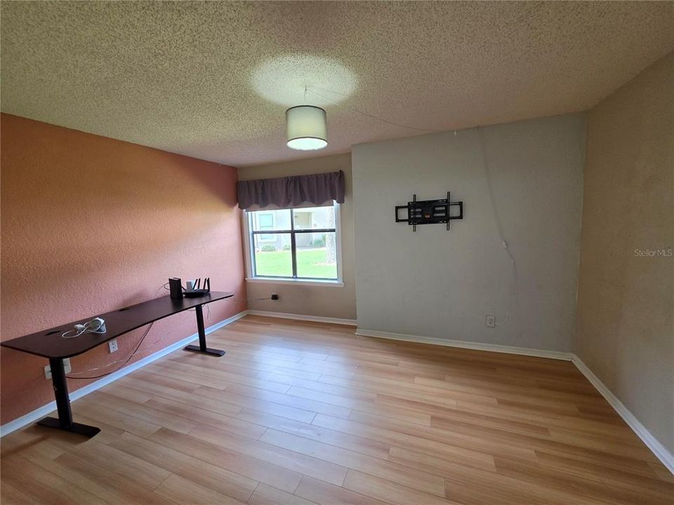 For Sale: $146,000 (1 beds, 1 baths, 749 Square Feet)