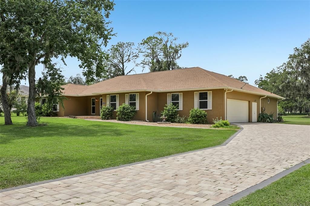 For Sale: $599,000 (3 beds, 3 baths, 2580 Square Feet)