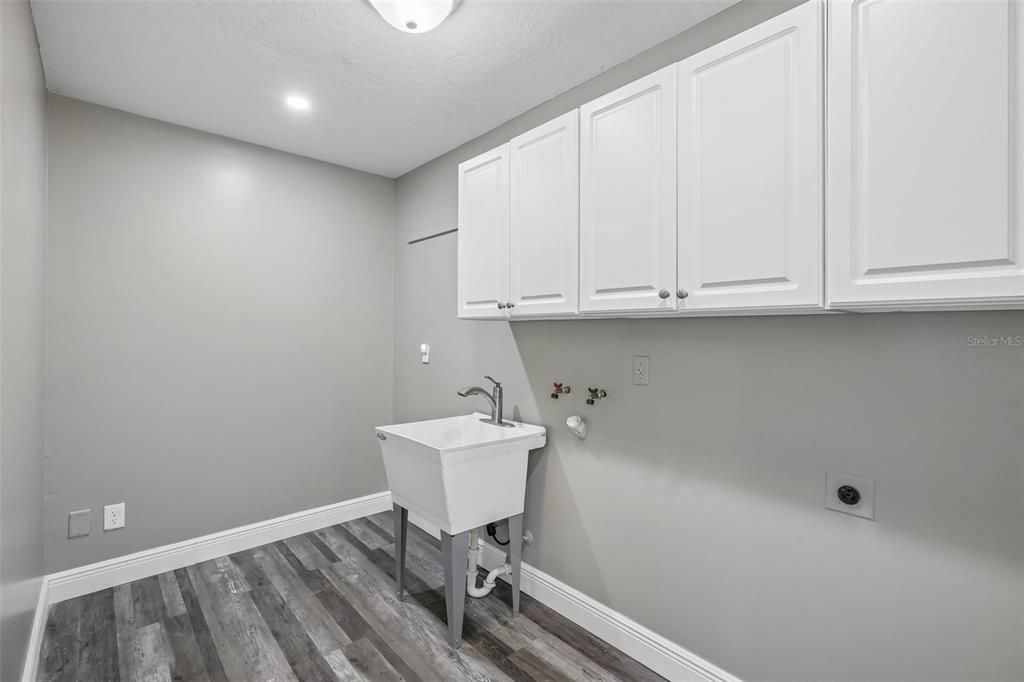 For Sale: $599,000 (3 beds, 3 baths, 2580 Square Feet)