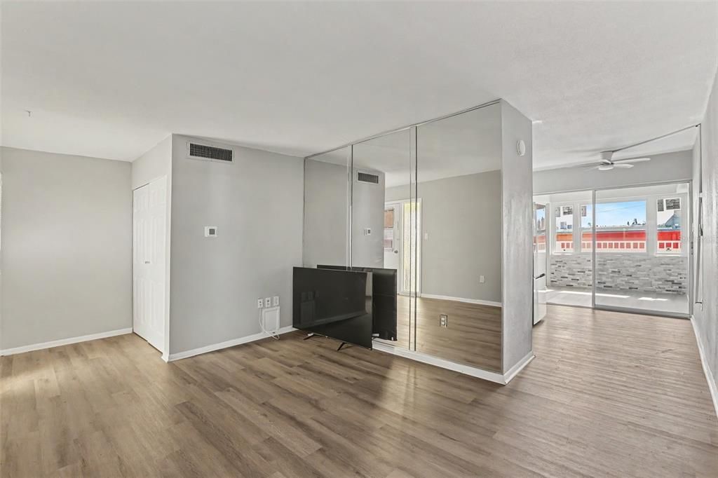 For Sale: $88,999 (1 beds, 1 baths, 523 Square Feet)