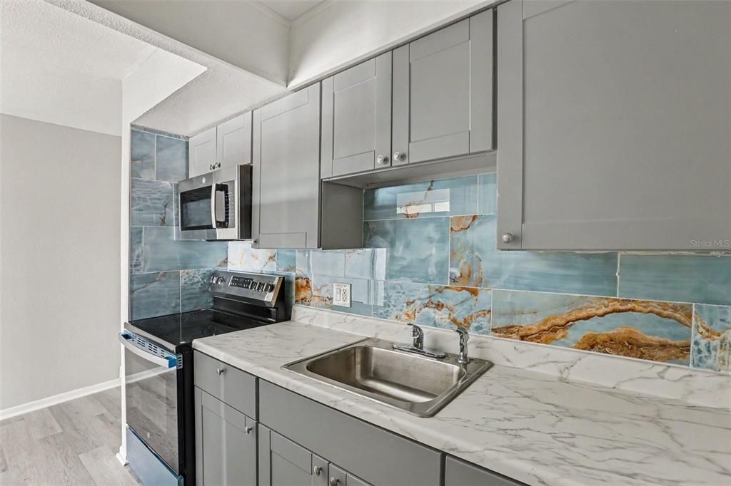 For Sale: $88,999 (1 beds, 1 baths, 523 Square Feet)