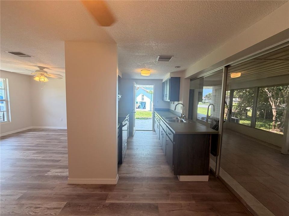 For Rent: $1,400 (2 beds, 2 baths, 948 Square Feet)