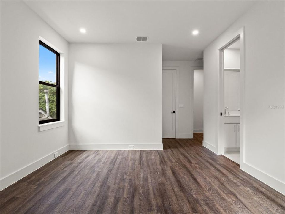 For Sale: $949,000 (3 beds, 3 baths, 2950 Square Feet)